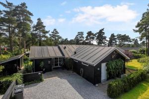 una vista aerea di una casa con garage di HA318-Hals-Merkurvej-73 a Hals