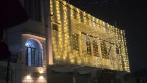 - un bâtiment éclairé avec des lumières de Noël dans l'établissement Deoghar BnB, à Deoghar