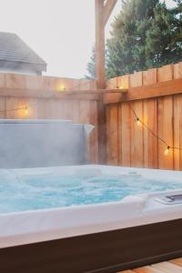 een hottub in een achtertuin met een houten hek bij Historic Hotel Packwood in Packwood