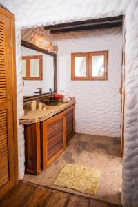 eine Küche mit Spüle und Arbeitsplatte in der Unterkunft Cabaña San Miguel in Moñitos