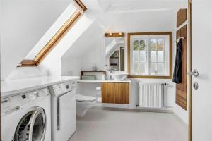 een badkamer met een wasmachine en droger bij OH409-Hadsund-Vesterled-2 in Hadsund +13 foto's