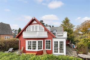 een rood huis met witte ramen en een balkon bij OH409-Hadsund-Vesterled-2 in Hadsund