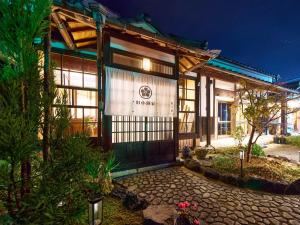 ein Gebäude mit einem Tor davor in der Unterkunft Himeji Castle's inner sanctum 400-year-old - Vacation STAY 16474 in Fukusaki