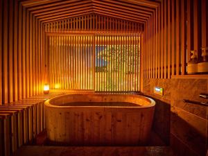 eine große Holzbadewanne in einem hellen Raum in der Unterkunft Himeji Castle's inner sanctum 400-year-old - Vacation STAY 16474 in Fukusaki + 95 Fotos