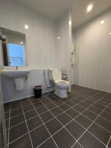 een badkamer met toilet en wastafel bij Khao Oat airport in Nai Yang Beach