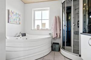 een witte badkamer met een bad en een raam bij OH359-Storvorde-Kongeornen-62 in Storvorde +24 foto's