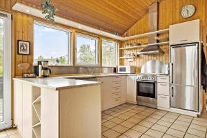 una cucina con elettrodomestici bianchi e pareti in legno di OH253-Hadsund-Halvrebene-37 a Hadsund Altre 18 foto