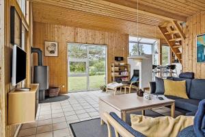 un soggiorno con un divano blu e un tavolo di OH253-Hadsund-Halvrebene-37 a Hadsund