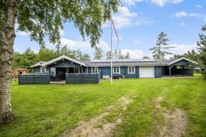 una casa blu con un albero di fronte di OH357-Storvorde-Hybenvej-40 a Storvorde