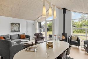 een woonkamer met een bank en een tafel bij HA173-Asaa-Knirren-6-B in Aså