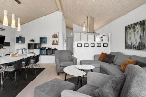 een woonkamer met een bank en een tafel bij HA173-Asaa-Knirren-6-B in Aså