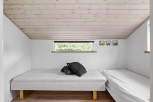 een kamer met twee bedden en een raam bij HA173-Asaa-Knirren-6-B in Aså