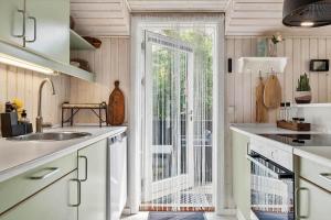 una cucina con una porta scorrevole in vetro che dà su un patio di HA178-Hals-Lyngtoftegaard-2 a Hals Altre 18 foto