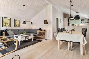 un soggiorno con un divano e un tavolo di HA178-Hals-Lyngtoftegaard-2 a Hals