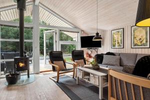 un soggiorno con divano e camino di HA178-Hals-Lyngtoftegaard-2 a Hals