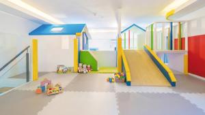 una sala giochi con scivolo e giocattoli di Goseong Belloci Kids Poolivilla a Goseong