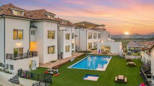 una vista aerea di una casa con piscina di Goseong Belloci Kids Poolivilla a Goseong