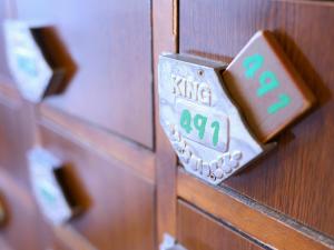 une serrure sur une porte avec un symbole royal dessus dans l'établissement Shoji Mount Hotel, à Fujikawaguchiko