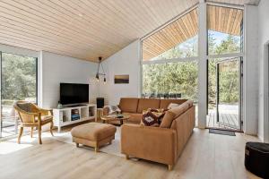 un soggiorno con un divano e una TV di OH522-Hadsund-Vidjeparken-18 a Hadsund