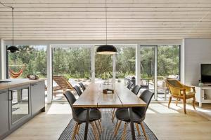 una sala da pranzo con tavolo e sedie in legno di OH522-Hadsund-Vidjeparken-18 a Hadsund
