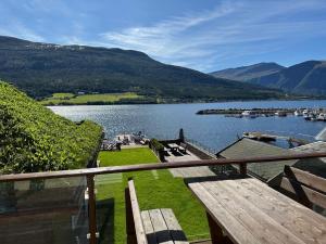 ein Balkon mit Blick auf See und Berge in der Unterkunft 4 star holiday home in Eidsvåg in Eidsvåg