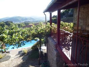 uma varanda de uma casa com vista para uma piscina em Quinta do Pontido em Vieira do Minho