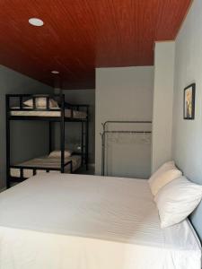 En eller flere senge i et værelse på Milos Hostel