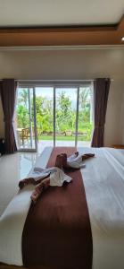 En eller flere senge i et værelse på Kelingking Glamping Villa