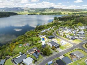 Luftblick auf eine Stadt neben einem See in der Unterkunft Modern Lake View House in Mangakino + 6 Fotos