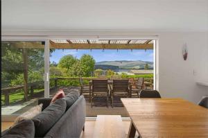 ein Wohnzimmer mit Sofa und Tisch in der Unterkunft Modern Lake View House in Mangakino