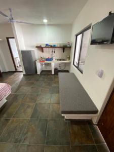 eine kleine Küche mit einem Tisch in einem Zimmer in der Unterkunft Costa Ayala - Bungalow 5 with 2dbl beds and 1 sofa in Los Ayala + 7 Fotos