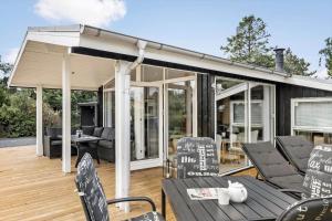 una veranda protetta con sedie e un tavolo di OH156-Hadsund-Halvrebene-26 a Hadsund Altre 19 foto