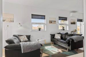 un soggiorno con divano in pelle e finestre di HA151-Hals-Kystvejen-38 a Hals