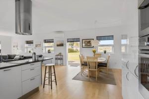 una cucina e una sala da pranzo con tavolo e sedie di HA151-Hals-Kystvejen-38 a Hals Altre 14 foto