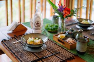 ein Tisch mit einer Schüssel mit Essen darauf in der Unterkunft An Station - Dorm & Onsen packaged in Ha Giang