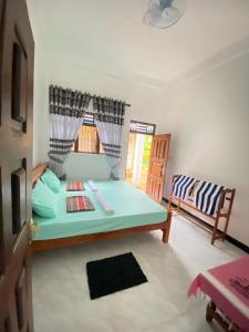 een slaapkamer met een bed en een stoel erin bij Diyaluma Villa Resort in Koslanda