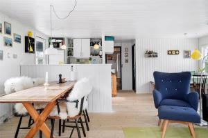 een eetkamer met een houten tafel en blauwe stoelen bij OH208-Hadsund-Haslevgaarde-Bakker-66 in Hadsund