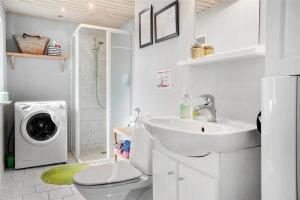 een badkamer met wastafel en wasmachine bij OH208-Hadsund-Haslevgaarde-Bakker-66 in Hadsund