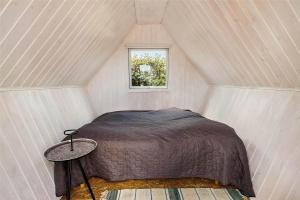 een bed in een kleine kamer met een raam bij OH208-Hadsund-Haslevgaarde-Bakker-66 in Hadsund