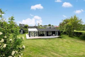 een zwart-wit huis in een tuin bij OH208-Hadsund-Haslevgaarde-Bakker-66 in Hadsund