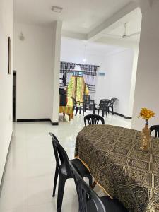 a dining room with a table and chairs at Diyaluma Villa Resort in Koslanda