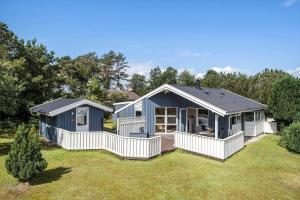a blue and white house in a yard at OH525-Hadsund-Halvrebene-70 in Hadsund