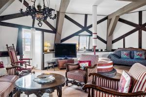 een woonkamer met meubilair en een televisie bij OH300-Hadsund-Ved-Mollen-3 in Hadsund
