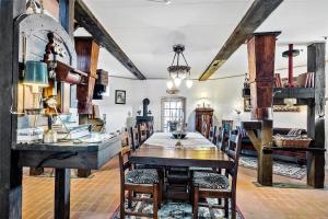 een eetkamer met een houten tafel en stoelen bij OH300-Hadsund-Ved-Mollen-3 in Hadsund