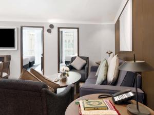 ein Wohnzimmer mit zwei Sofas und einem Tisch in der Unterkunft Zamzam Pullman Makkah in Mekka