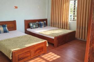 En eller flere senge i et værelse på Hồng Ân Motel Quảng Trị
