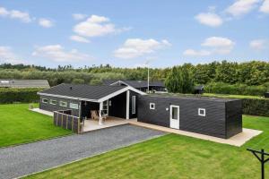 a black and white house with a yard at OH534-Hadsund-Haslevgarde-Eng-2 in Hadsund