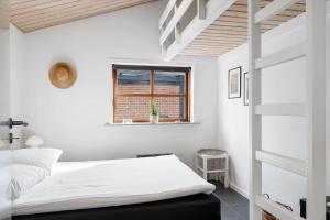 una camera da letto bianca con un letto e una finestra di HA370-Saeby-H-C-Gads-Vej-5 a Sæby