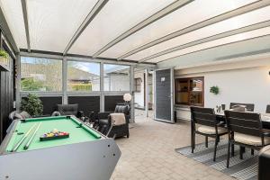 un tavolo da biliardo in un soggiorno con tavolo da biliardo di HA370-Saeby-H-C-Gads-Vej-5 a Sæby
