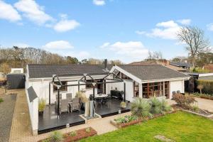 una casa con un'ampia terrazza con patio di HA370-Saeby-H-C-Gads-Vej-5 a Sæby